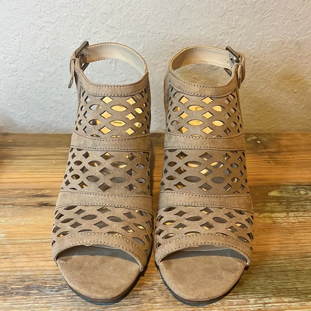 Unisa "Unperle" perforated chunky heel cage sandal size 8 Like New - Picture 3 of 8